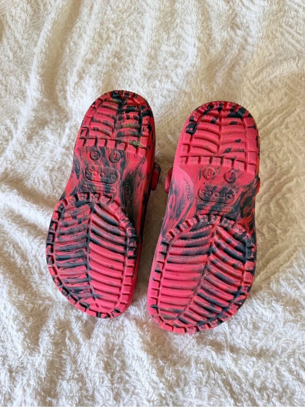 Crocs Black & Red Marbled – Men’s 7 / Women’s 9